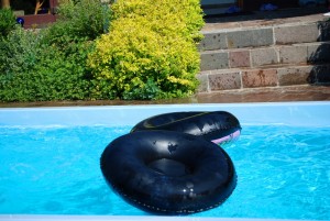 Pool i villaträdgård